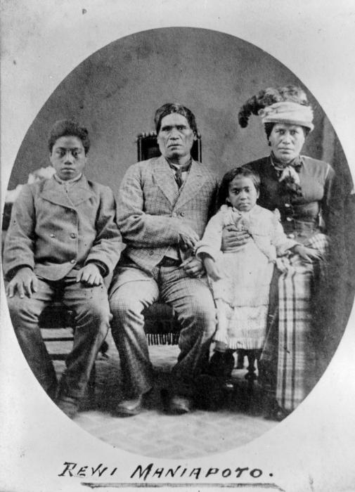 Rewi Maniapoto with children